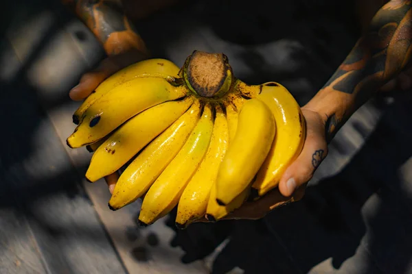 Frutas Tropicales Plátanos Manos Con Tatuajes —  Fotos de Stock