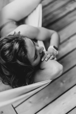 Hamakta uzanmış poz veren güzel bir kız.