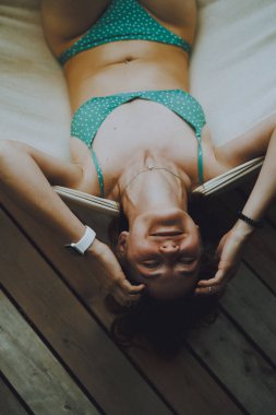 Hamakta uzanmış poz veren güzel bir kız.