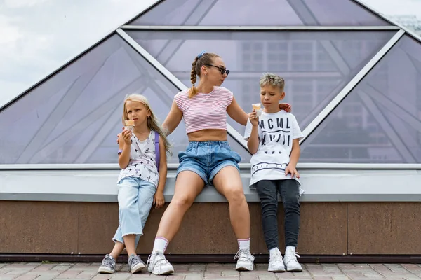 Joven Hermosa Madre Elegante Con Niños Ciudad Está Divirtiendo Divirtiendo — Foto de Stock