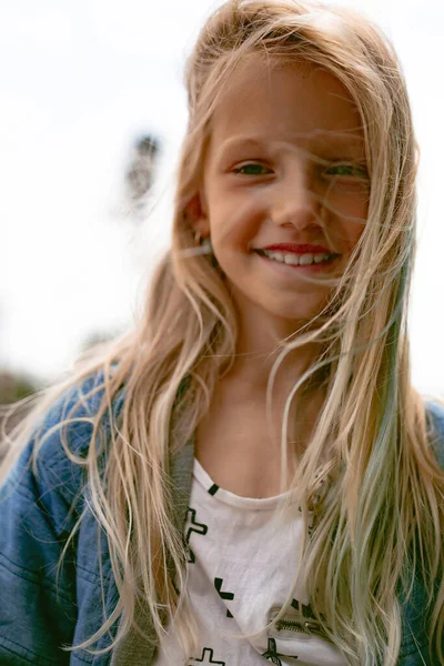 Mooi Meisje Met Lang Blond Haar Portret Close Buiten Portret — Stockfoto