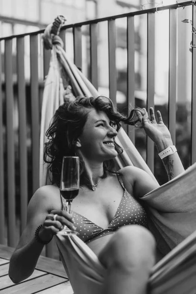 Genç Güzel Bir Kadın Hamakta Uzanıyor Bir Bardaktan Lambrusca Şampanyası — Stok fotoğraf