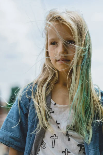 Mooi Meisje Met Lang Blond Haar Portret Close Buiten Portret — Stockfoto