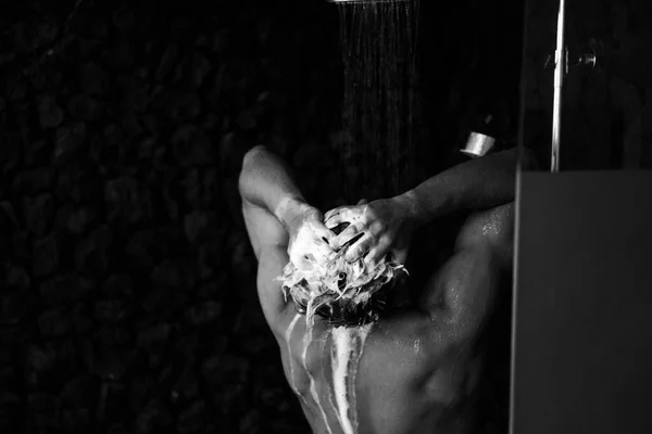 Uomo Che Doccia Lavando Capelli Con Shampoo Prodotto Sotto Wate — Foto Stock