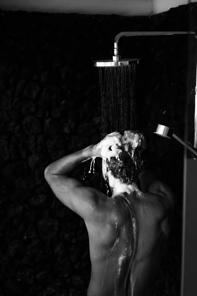 Man Neemt Een Douche Wassen Haar Met Shampoo Product Onder — Stockfoto