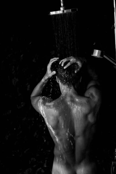 Uomo Che Doccia Lavando Capelli Con Shampoo Prodotto Sotto Wate — Foto Stock