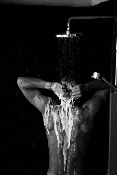 Homem Tomando Chuveiro Lavar Cabelo Com Shampoo Produto Sob Wate — Fotografia de Stock