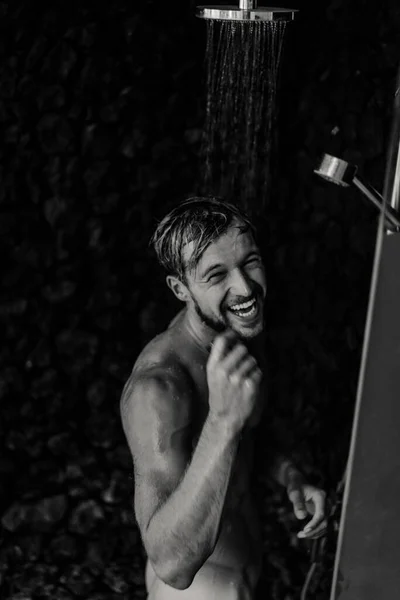 Homem Tomando Chuveiro Lavar Cabelo Com Shampoo Produto Sob Wate — Fotografia de Stock