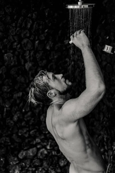 Muž Sprchovým Praní Vlasů Šamponem Produkt Pod Wate — Stock fotografie