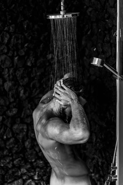 Homem Tomando Chuveiro Lavar Cabelo Com Shampoo Produto Sob Wate — Fotografia de Stock