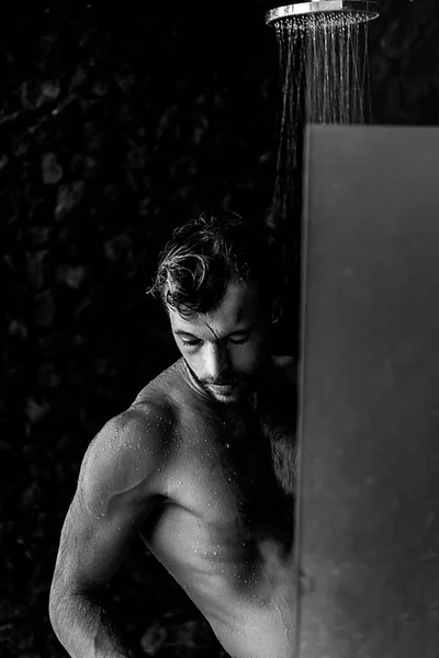 Homem Tomando Chuveiro Lavar Cabelo Com Shampoo Produto Sob Wate — Fotografia de Stock