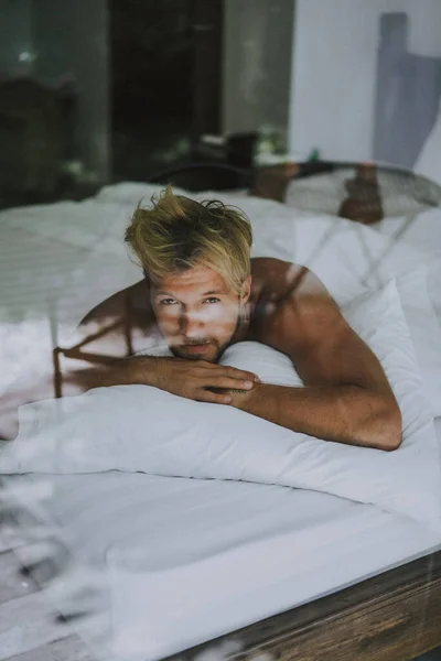 Сексуальный Голый Молодой Человек Смотрит Камеру Лежит Постели — стоковое фото