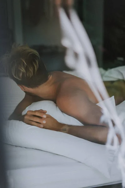 Сексуальний Голий Молодий Чоловік Дивиться Камеру Коли Лежить Ліжку — стокове фото