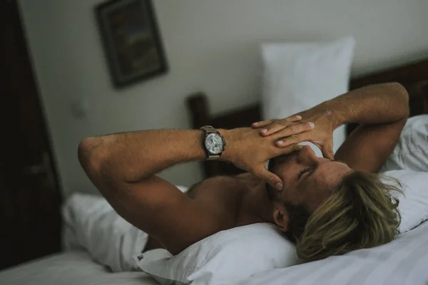 Sexy Naakte Jongeman Kijkt Naar Camera Terwijl Hij Bed Ligt — Stockfoto