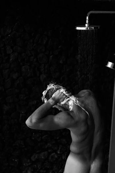 Man Neemt Een Douche Wassen Haar Met Shampoo Product Onder — Stockfoto