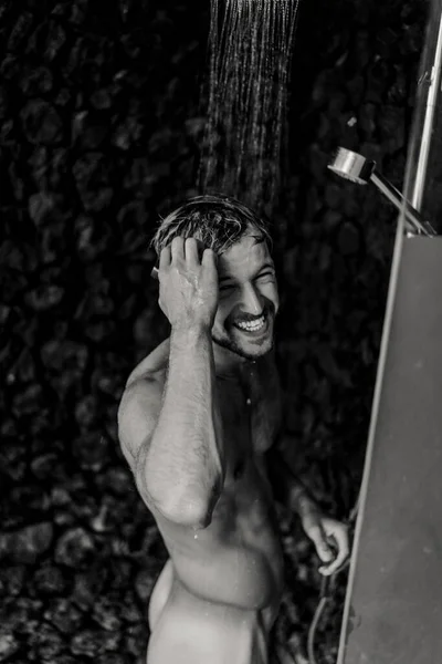 Homme Prenant Une Douche Laver Les Cheveux Avec Produit Shampooing — Photo
