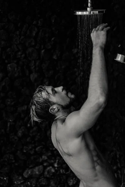 Homem Tomando Chuveiro Lavar Cabelo Com Shampoo Produto Sob Wate — Fotografia de Stock