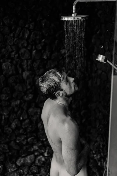 Adam Duş Alıyor Saçlarını Şampuan Ürünüyle Yıkıyor — Stok fotoğraf