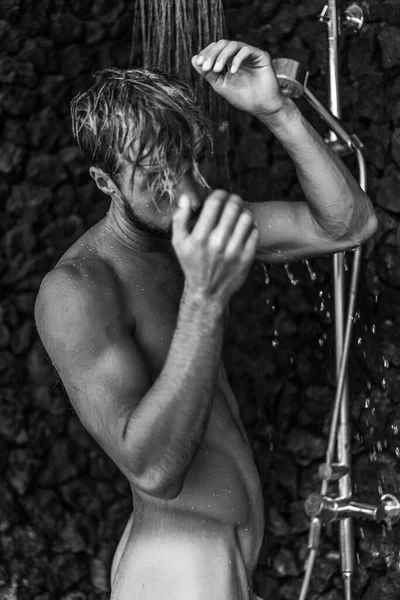 Homme Prenant Une Douche Laver Les Cheveux Avec Produit Shampooing — Photo