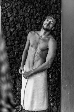 Sabah banyoda çekici bir adam dişlerini fırçalıyor yüzünü yıkıyor, sabah ayinlerini yapıyor..