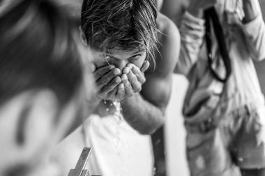 Sabah banyoda çekici bir adam dişlerini fırçalıyor yüzünü yıkıyor, sabah ayinlerini yapıyor..