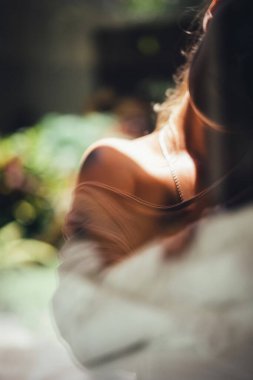 Seksi çıplak genç adam yatakta yatarken kameraya bakıyor. Ka