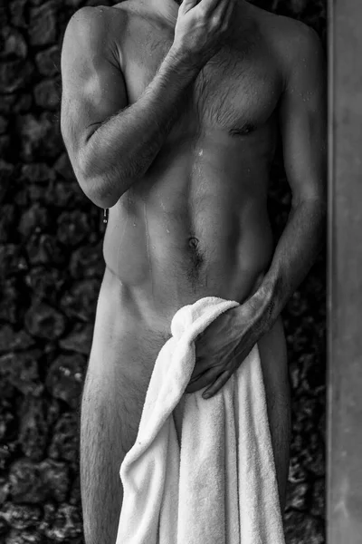 有魅力的男人早上在浴室里刷牙 做晨礼 — 图库照片