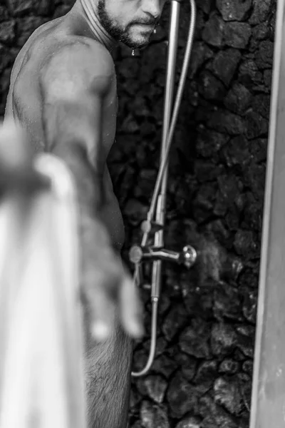 Aantrekkelijke Man Ochtend Badkamer Poetst Zijn Tanden Wast Zijn Gezicht — Stockfoto