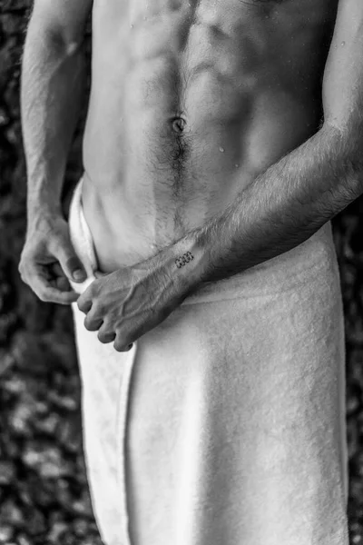 シャワーの後にタオルの中に裸の胴を持つ魅力的な男 — ストック写真