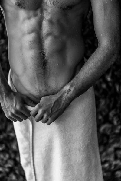 洗完澡后 一个穿着浴巾 赤身裸体的帅哥 — 图库照片