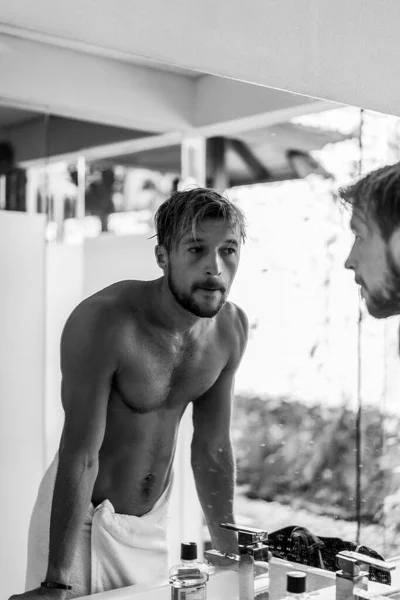 バスルームで朝の魅力的な男は歯を磨き顔を洗い朝の儀式 — ストック写真
