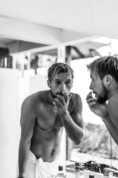 Aantrekkelijke Man Ochtend Badkamer Poetst Zijn Tanden Wast Zijn Gezicht — Stockfoto