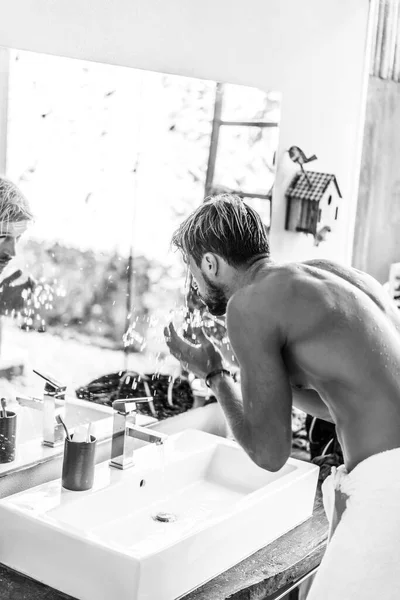 Sabah Banyoda Çekici Bir Adam Dişlerini Fırçalıyor Yüzünü Yıkıyor Sabah — Stok fotoğraf