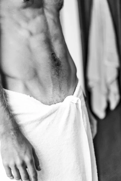 シャワーの後にタオルの中に裸の胴を持つ魅力的な男 — ストック写真