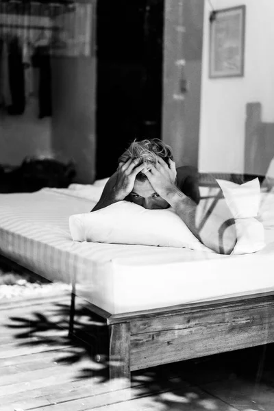Szexi Meztelen Fiatalember Kamerába Néz Miközben Ágyban Fekszik Szám — Stock Fotó