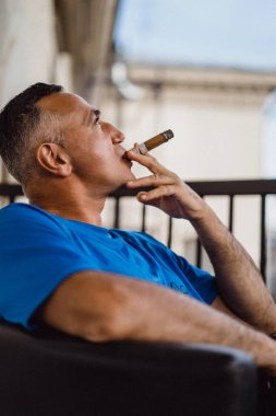 Adam Küba purosu içiyor. yakın plan portre