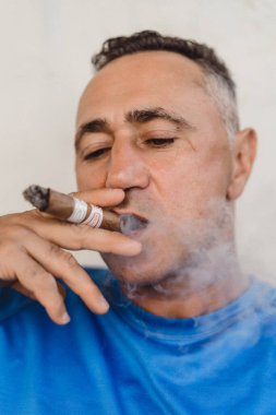 Adam Küba purosu içiyor. yakın plan portre