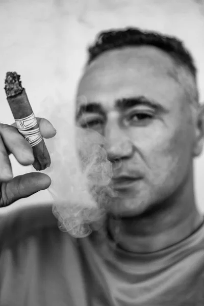 Uomo Fuma Sigaro Cubano Ritratto Ravvicinato — Foto Stock