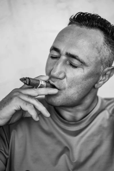 Uomo Fuma Sigaro Cubano Ritratto Ravvicinato — Foto Stock