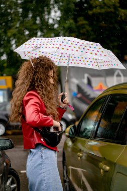 Şemsiyenin altında uzun saçlı genç ve güzel bir kadın. Sonbahar konsepti.