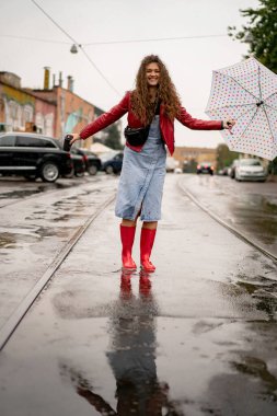 Şemsiyenin altında uzun saçlı genç ve güzel bir kadın. Sonbahar konsepti.