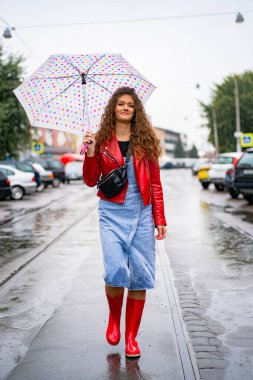 Şemsiyenin altında uzun saçlı genç ve güzel bir kadın. Sonbahar konsepti.