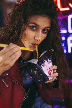 Asya erişte restoranında uzun saçlı güzel bir kadın. 