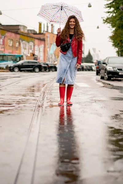 Ung Vacker Kvinna Med Långt Hår Ett Paraply Höst Koncept — Stockfoto