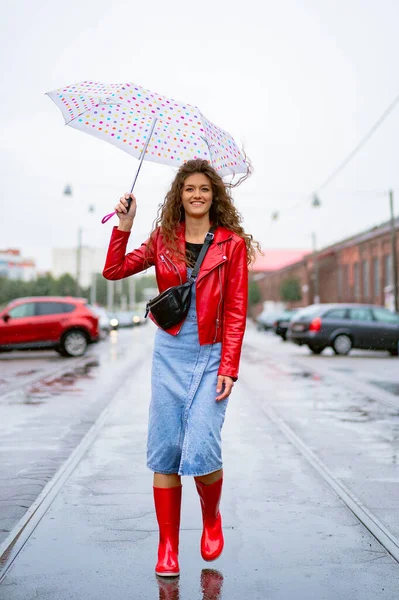 Junge Schöne Frau Mit Langen Haaren Unter Einem Regenschirm Herbstkonzept — Stockfoto