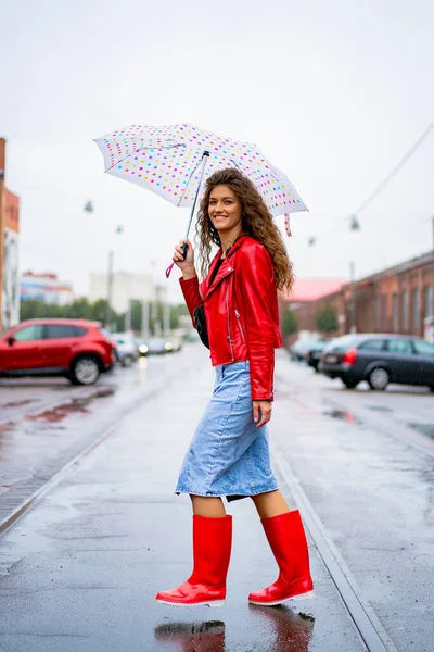 Jonge Mooie Vrouw Met Lang Haar Onder Een Paraplu Herfst — Stockfoto