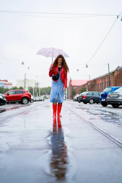 Mladá Krásná Žena Dlouhými Vlasy Pod Deštníkem Podzimní Koncept — Stock fotografie