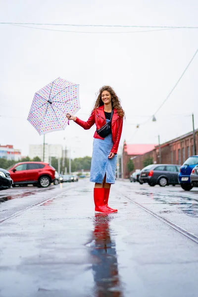 Joven Hermosa Mujer Con Pelo Largo Bajo Paraguas Concepto Otoño —  Fotos de Stock