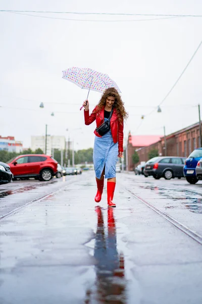 Mladá Krásná Žena Dlouhými Vlasy Pod Deštníkem Podzimní Koncept — Stock fotografie