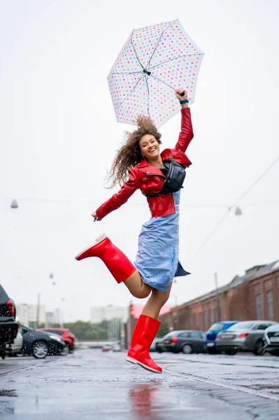 Mladá Krásná Žena Dlouhými Vlasy Pod Deštníkem Podzimní Koncept — Stock fotografie